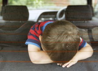 Mosi i lini fëmijët në veturë: A e dini për sa minuta nxehtësia bëhet vdekjeprurëse?!