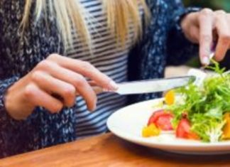 Salmonela: Bakteria largohet me marrjen e lëngjeve dhe elektroliteve