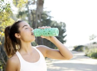 Futja e mjaftueshme e ujit – kyç në reduktimin e infeksioneve urinare të përsëritura