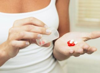 A është e dëmshme pirja e ilaçeve pa ujë?