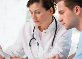 Cilat janë simptoma që tregojnë kancerin e gjirit tek meshkujt?