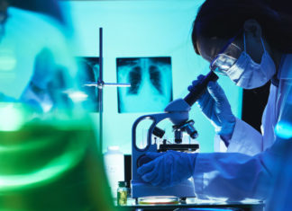 ÇFARË DIMË PËR COVID-19: Koronavirusi përhapet më shumë kur jeni më pak se një metër larg personit të infektuar, për më shumë se 15 minuta