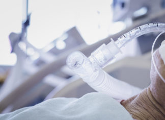 Pse pacientët e rinj me koronavirus ndonjëherë përfundojnë në respirator, ndërsa disa të sëmurë kronik “kalojnë më mirë”?