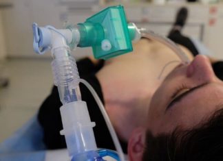 MJEKËT SHPJEGOJNË: Pse tek pacientët me KOVID-19 të sëmurë rëndë, infeksioni çon në bllokimin e enëve të gjakut të mushkërive, zemrës dhe veshkave