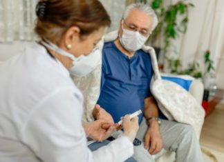 EKSPERTËT ALARMOJNË: Shenja e pazakontë e hershme paralajmëruese e COVID-19 tek të moshuarit