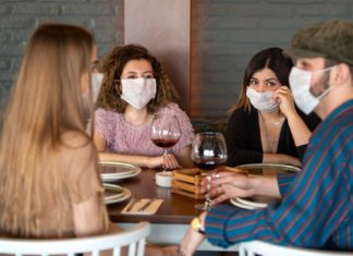 Sa kohë mund të qëndroni me një të infektuar me COVID-19, por të mos infektoheni?