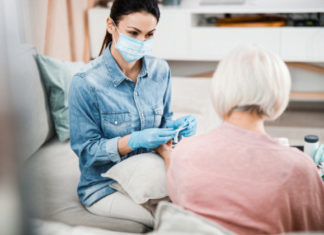 Si ta mbroni shëndetin tuaj nëse personi me të cilin jetoni është pozitiv me COVID-19?