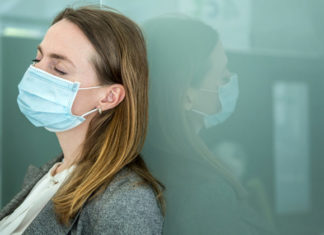 Ndjeheni vazhdimisht të lodhur dhe flini keq, por e keni kaluar COVID-19? Është konfirmuar se 75% e pacientëve vuajnë nga këto simptoma për gjysmë viti