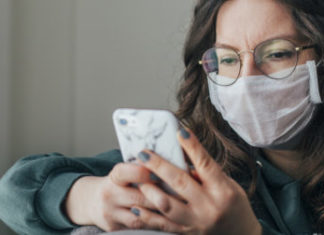 HULUMTIM I RI: Personat që mbajnë syze kanë tre herë më pak të ngjarë të infektohen me koronavirus