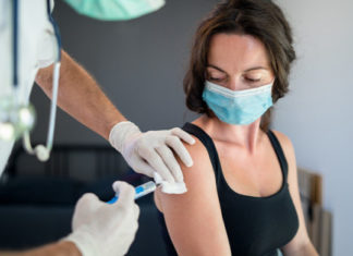 Çfarë ndodh kur më në fund jeni vaksinuar? Këto janë udhëzimet që mund dhe nuk duhet t’u jepen personave që kanë marrë vaksinën kundër COVID-19