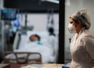 KUR DUHET TË KËRKONI MENJËHERË NDIHMË MJEKËSORE: Këto janë të gjitha simptomat e njohura të COVID-19