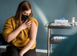 ANALIZA E DETAJUAR: Çfarë dihet deri më tani për reagimet serioze dhe efektet anësore të vaksinave të ndryshme kundër COVID-19?