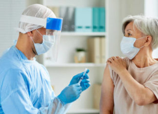 Sa doza vaksine duhet të marrë një person që ka kaluar sëmundjen COVID-19? Këto janë udhëzimet më të fundit