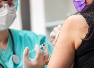 MJEKËT SHPJEGOJNË: Kjo është arsyeja kryesore pse ne reagojmë ndryshe ndaj vaksinës kundër COVID-19