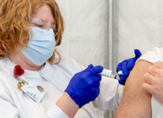 Në cilën dorë është më mirë të merrni vaksinën kundër COVID-19? Ja çfarë këshillojnë ekspertët