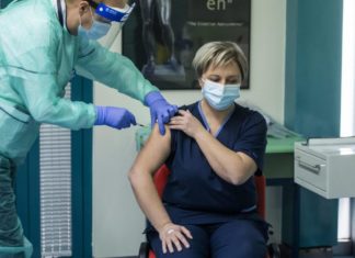 Jeni vaksinuar kundër COVID-19? Atëherë duhet të dini përgjigjet e këtyre pyetjeve