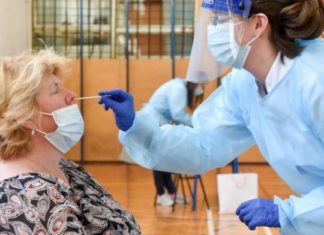 Rritet numri i infeksioneve tek personat e vaksinuar me dy doza – cilat janë shanset për t’u infektuar?