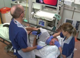 Këto simptoma tregojnë se keni nevojë për gastroskopi: Si duket ekzaminimi dhe si të përgatiteni