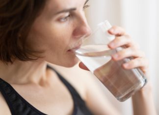 A është goja e thatë një nga simptomat e sëmundjes COVID-19?