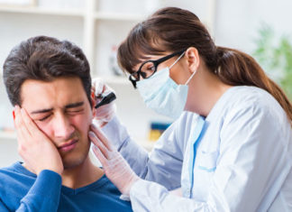 NUK DËGJONI SI MË PARË, JU GJËMOJNË VESHËT DHE KENI MARRAMENDJE? Zbulohen komplikimet e reja nga COVID-19