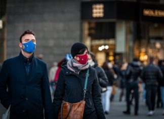 SIMPTOMAT E NDRYSHUARA TË COVID-19: Cilat janë ato që shfaqen tek personat e vaksinuar, ndërsa cilat tek personat e pavaksinuar