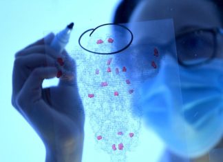 OMICRON PO PËRHAPET: Ja cilat janë simptomat e variantit të ri dhe si të mbroheni