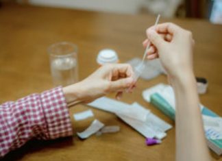 HUNDË APO FYT: Cila është mënyra më e mirë për të përdorur testet e COVID-19 në shtëpi?