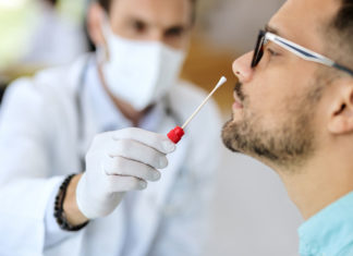 Pse disa njerëz rezultojnë negativ për COVID-19, pavarësisht simptomave?