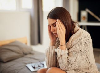 SIMPTOMË SPECIFIKE E COVID-19: Këto janë tre shenjat që tregojnë se kokëdhimbjet janë shkaktuar nga infeksioni omikron