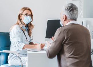 MJEKËT PARALAJMËROJNË TË GJITHË QË E KALUAN COVID-19: Ju mund ta dalloni rrezikun e një ndërlikimi kërcënues për jetën përmes këtyre 7 simptomave