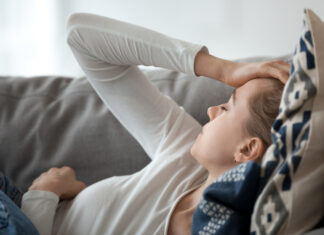 NDJENI LODHJE, DHIMBJE TË MUSKUJVE APO NUK FLENI REHAT EDHE PAS NJË VITI QË KENI KALUAR COVID-19? Këto janë problemet më të zakonshme të sëmundjes tek ata që e kaluan koronën 365 ditë pas infektimit