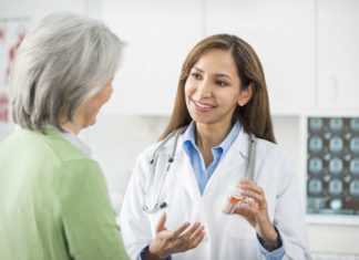 Pyetjet që duhet t’i bëni mjekut tuaj nëse dikush në familjen tuaj ka pasur demencë