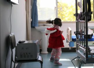 A ka lidhje koronavirusi me raste misterioze të hepatitit të rëndë tek fëmijët?