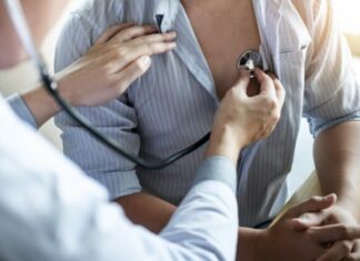 EDHE PAS DY VITEVE PASI KENI KALUAR COVID-19: Gjysma e pacientëve akoma po luftojnë me lodhjen, problemet me frymëmarrjen dhe gjumin jo të rehatshëm