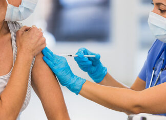 MBROJTJA NGA COVID-19: Është më mirë të merret vaksina përforcuese menjëherë apo pas pushimeve verore?