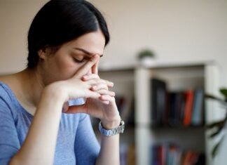 CILA ËSHTË TANI SHENJA KRYESORE E INFEKSIONIT ME KORONA: 20 simptomat kryesore të Covid-it