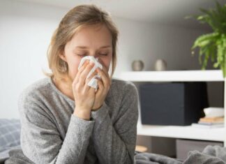SIMPTOMAT E COVID-19 KANË NDRYSHUAR SËRISH: Cilave shenja duhet t’i kushtoni vëmendje dhe të kërkoni menjëherë ndihmë mjekësore?