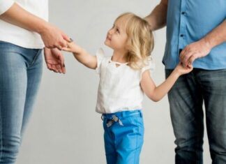 NGA KËNDVËSHTIMI PROFESIONAL: A duhet të qëndrojnë prindërit bashkë për hir të fëmijëve?